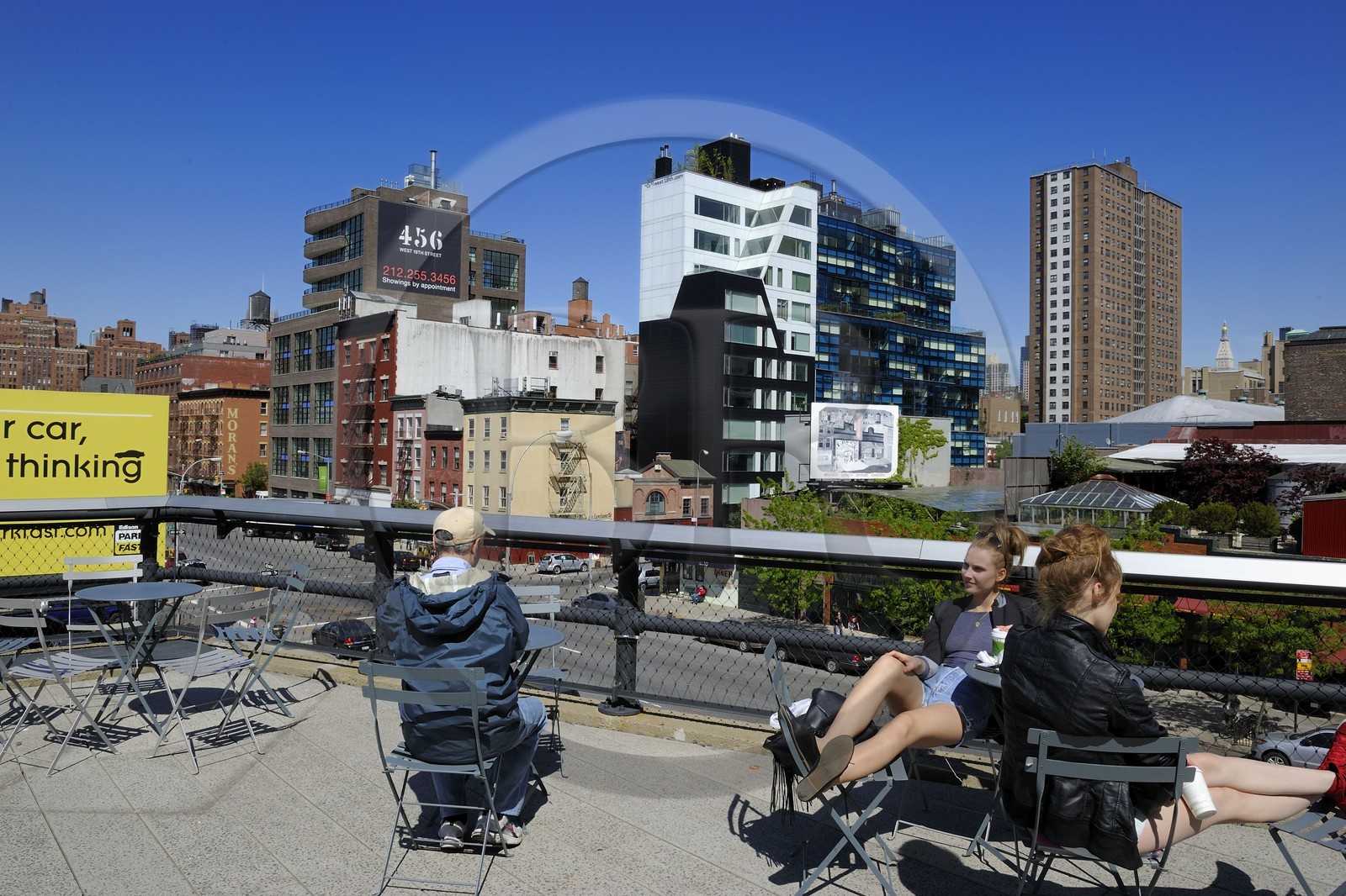 Etats-Unis, New York, Manhattan, Meatpacking district (Gansevoort Market), le High Line Park est une ancienne voie-ferrée aérienne partiellement réhabilitée en parc urbain suspendu et l'immeuble 459 West 18th West Chelsea par l'architecte Della Valle Bernheimer