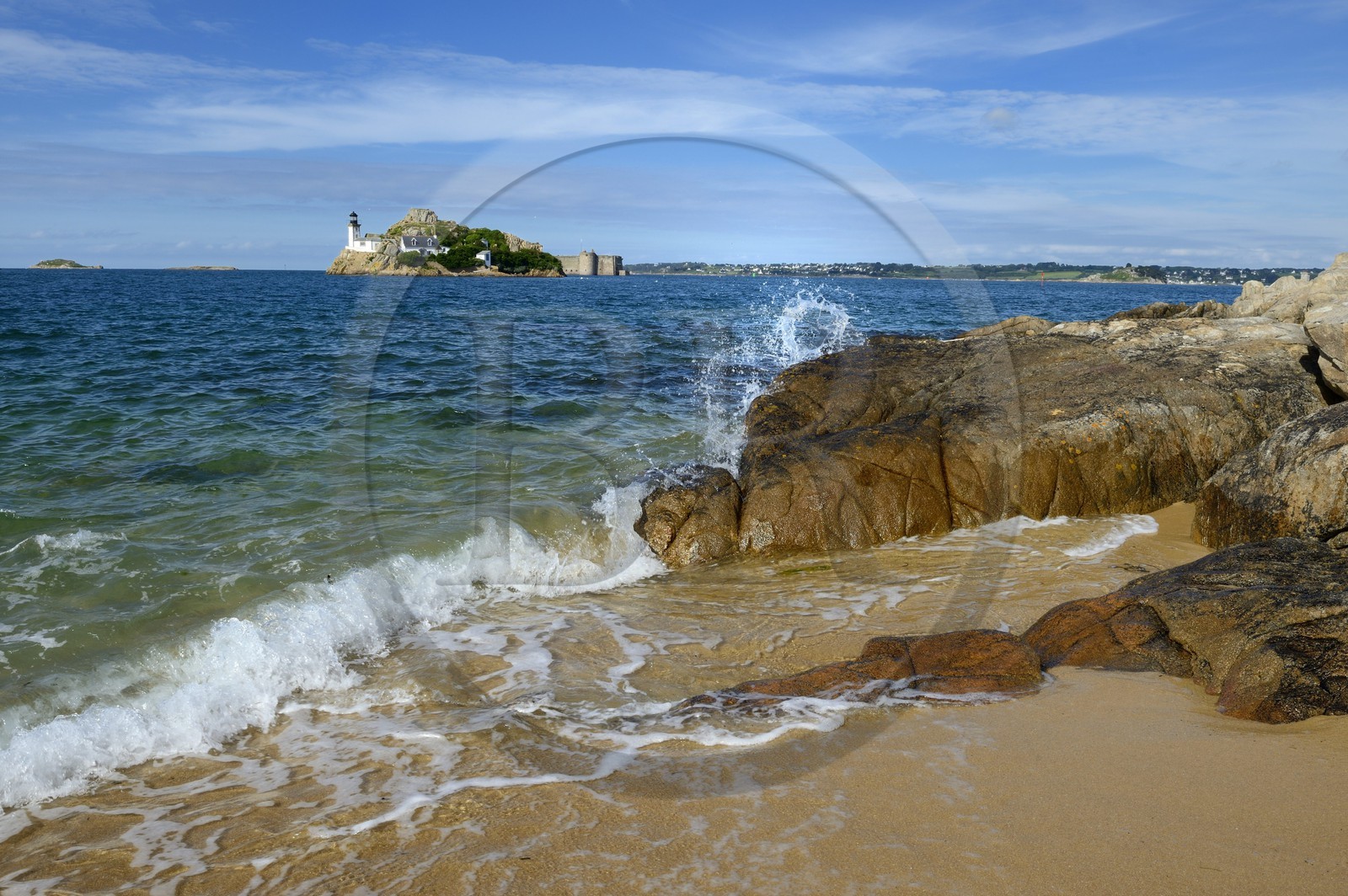 France, Finistère (29), baie de Morlaix, Carantec, maison-phare de l'Ile Louet et le château du Taureau construit par Vauban au XVIIe siècle depuis la plage de la Pointe de Penn al Lann