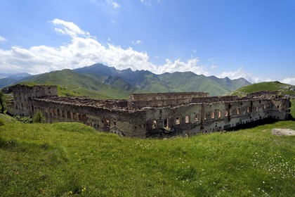 France, Alpes-Maritimes (06), le casernement du Fort Central au Col de Tende (1871m), fortifications construites par les Italiens en 1881 et la montagne de la Roche de l'Abisse à l'arrière-plan