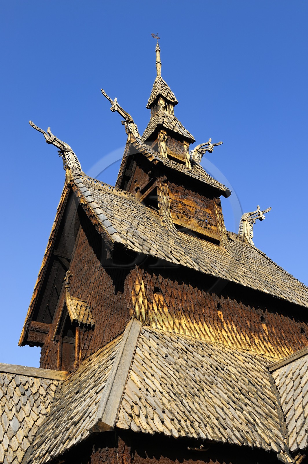 Norvège, comté de Sogn Og Fjordane, église en bois debout ou stavkirke (1130) de Borgund aux motifs vikings de l’ère pré-chrétienne