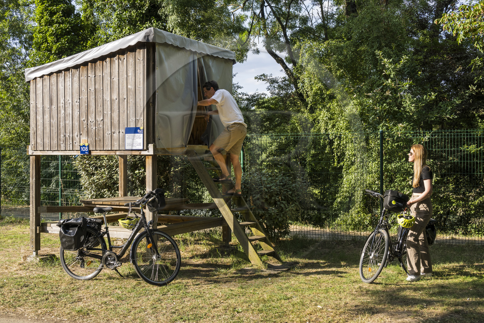 France, Maine-et-Loire (49), vallée de la Loire classée au Patrimoine Mondial par l'UNESCO, Saumur, Flower Camping l'Ile d'Offard, tente surélevée, hebergement destiné aux cyclistes