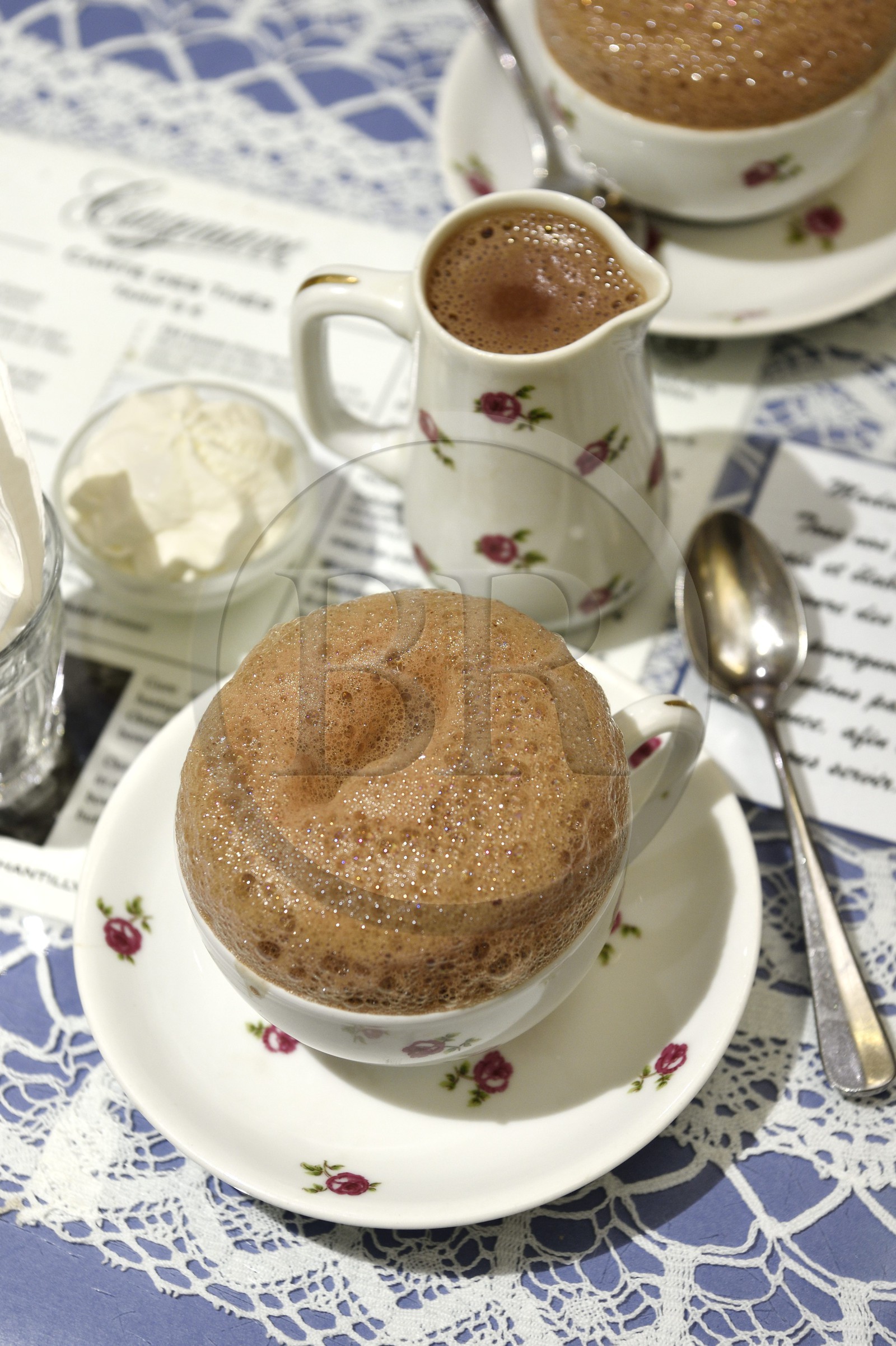 France, Pyrénées-Atlantiques (64), Pays-Basque, Bayonne, salon de thé et chocolatier Chez Cazenave rue du Port Neuf, tasses de chocolat chaud