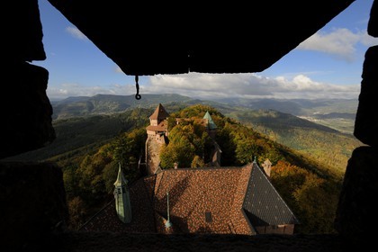 France, Bas-Rhin (67), le château du Haut-Koenigsbourg, le Grand Bastion surplombant la forêt alentours et le jardin supérieur
