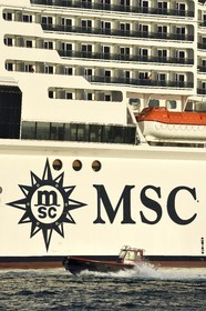 France, Bouches-du-Rhône (13), Marseille, Zone Euroméditerranée, Grand Port Maritime, bateau de croisières e bateau de lamanage