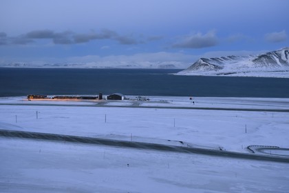 Norvège, Svalbard, Spitzberg, aéroport de Longyearbyen en bordure du fjord