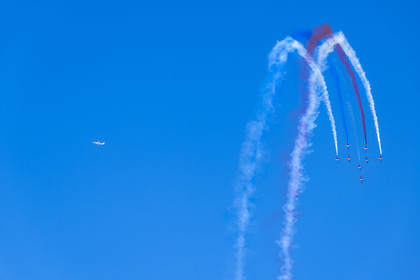 France, Bouches-du-Rhône (13), Salon-de-Provence, base aerienne 701, base de la Patrouille de France (PAF pour Patrouille acrobatique de France) de l'Armée de l'air et de l'espace française, les avions Alphajet volent en formation Rafale en effectuant un looping, un avion de ligne vol dans le ciel en arrière plan