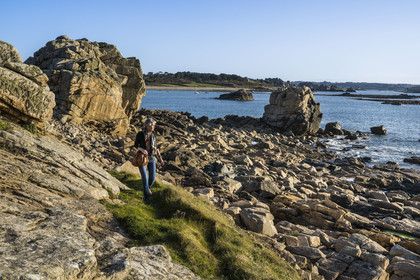 France, Côtes-d'Armor (22), Côte d'Ajoncs, Plougrescant, site du gouffre de Plougrescant sur le chemin de Grande Randonnée GR 34