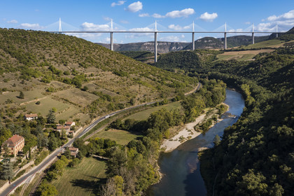 France, Aveyron (12), parc naturel régional des Grands Causses, Peyre, le viaduc de Millau des architectes Michel Virlogeux et Norman Foster, au dessus du Tarn (vue aérienne)