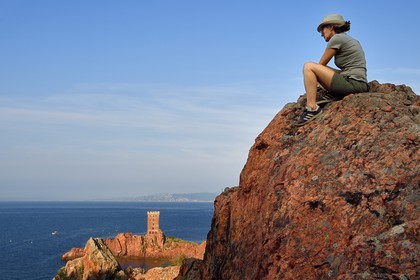France, Var (83), Agay commune de Saint-Raphaël, massif de l'Estérel, la Corniche d'Or, la tour de l'Ile d'Or au large du cap du Dramont