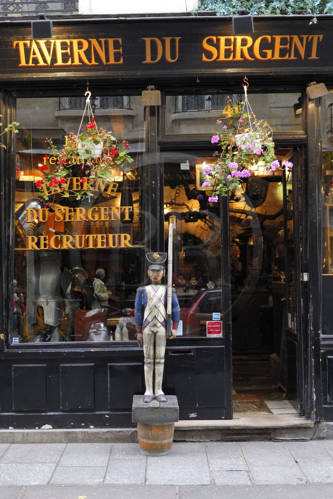 France, Paris (75), Ile Saint-Louis, soldat de bois devant un restaurant rue Saint Louis en l'Ile