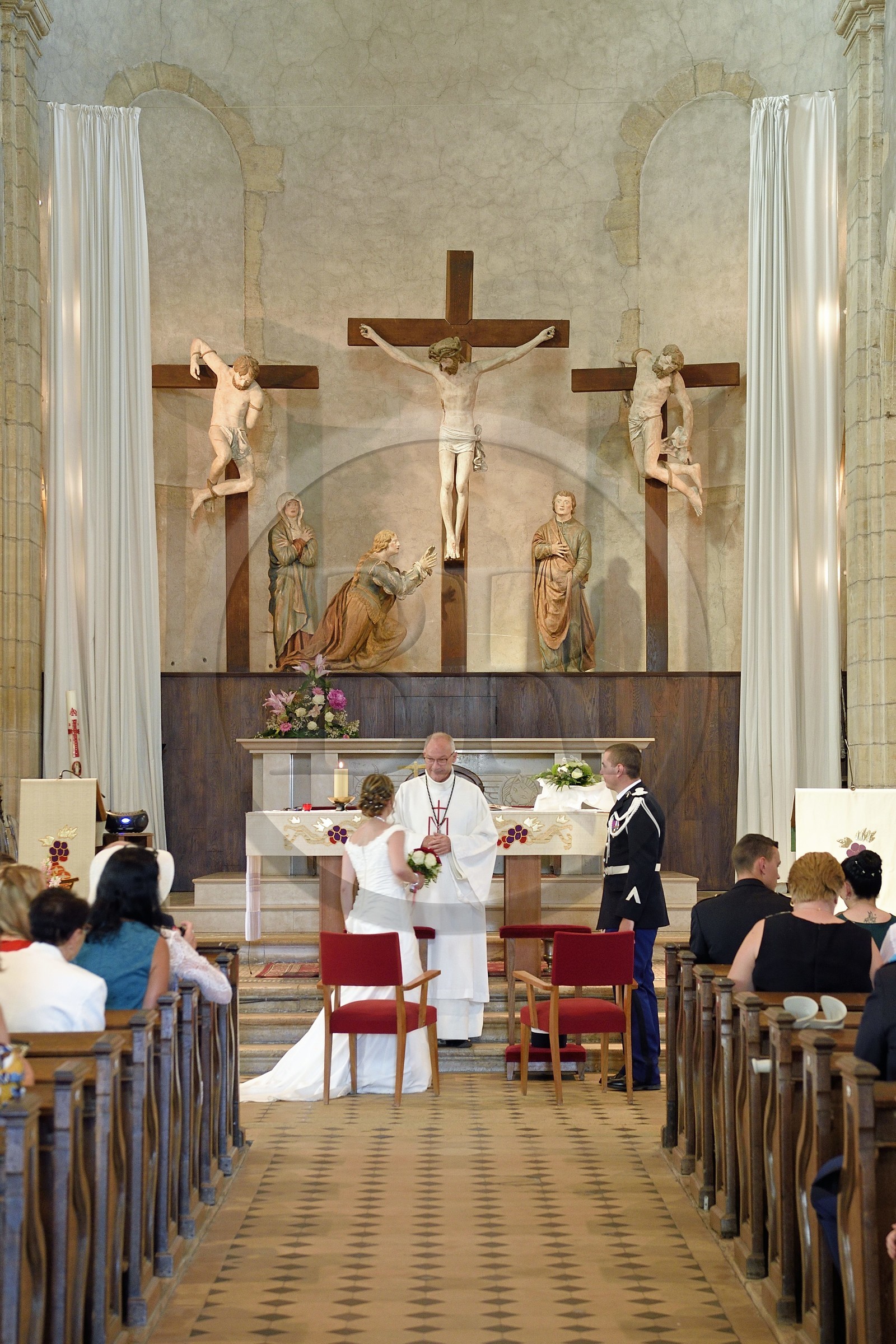 France, Meurthe-et-Moselle (54), Briey, église Saint-Gengoult, mariage devant le Calvaire attribuée au sculpteur Ligier Richier (XVIème siècle)