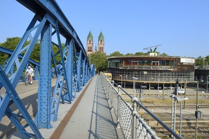 Allemagne, Bade-Wurtemberg, Fribourg en Brisgau, cycliste sur le pont bleu (pont Wiwili) , l'église du Sacré-Coeur de Jésus (Herz-Jesu-Kirche) et la station à vélos Mobile à droite en arrière-plan