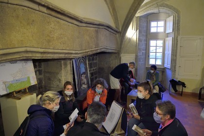 France, Haute-Loire (43), Le Puy-en-Velay, étape classée Patrimoine Mondial de l'UNESCO dans le cadre des chemins de Compostelle, Le Camino, espace muséographique consacré au chemin de Saint-Jacques de Compostelle, bénévoles aidant des pélerins à préparer leur marche