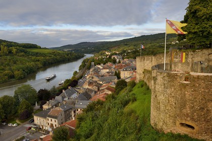 France, Moselle (57), vallée de la Moselle, Sierck-les-Bains en bordure de la Moselle surplombé par le chateau des Ducs de Lorraine du XIIe siècle