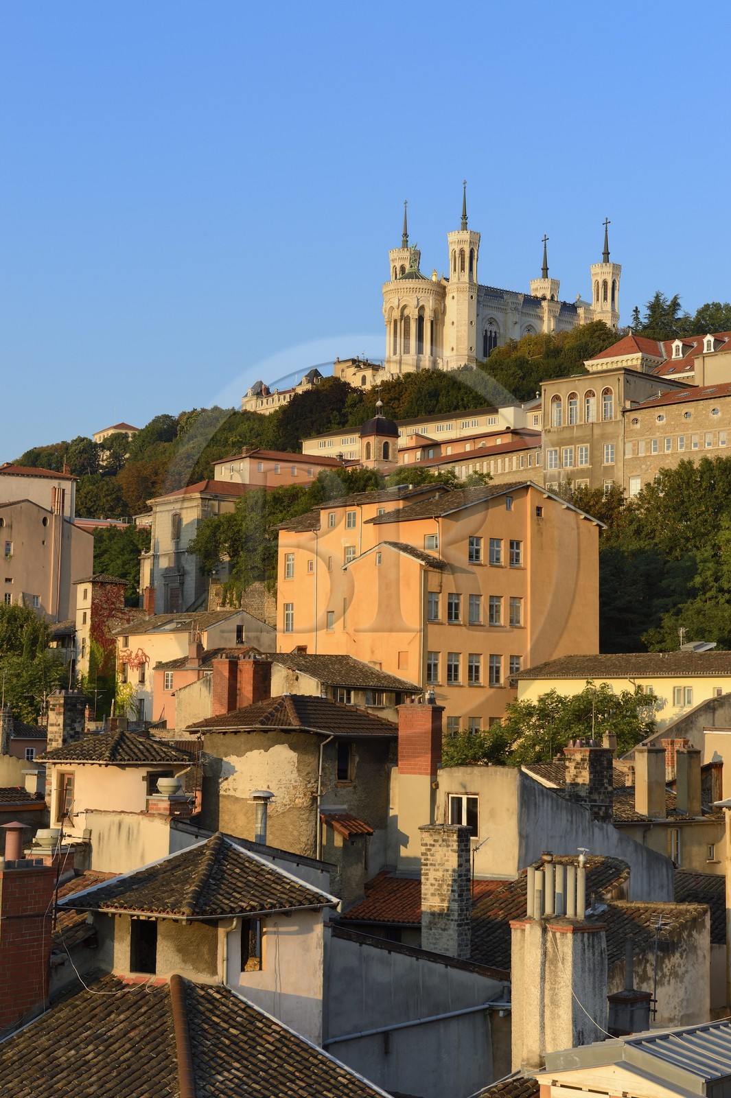 France, Rhône (69), Lyon, site historique classé Patrimoine Mondial de l'UNESCO, le quartier Saint-Paul dans le Vieux Lyon dominé par la Basilique Notre Dame de Fourvière