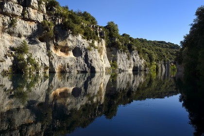 Var (83) rive gauche et Alpes-de-Haute-Provence (04) rive droite, Parc Naturel Régional du Verdon, Basses Gorges du Verdon en aval du lac de Sainte Croix, gorges de Baudinard, cavités creusées par le Verdon à l'ère glaciaire