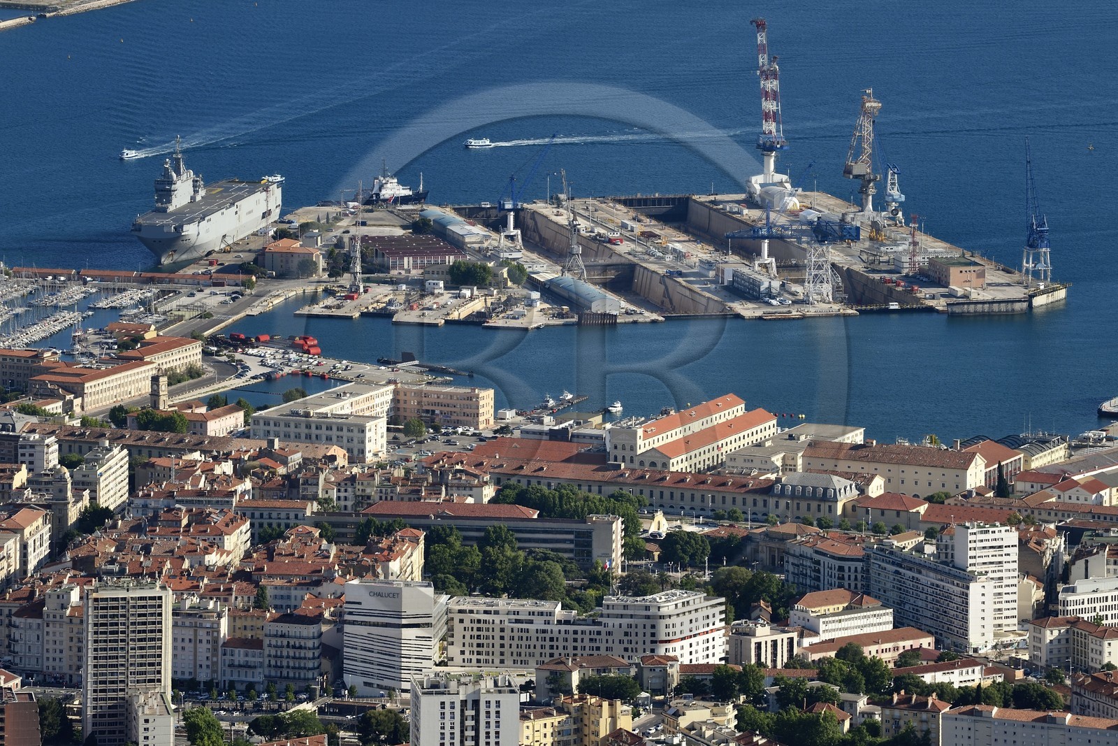 France, Var (83), Toulon, la rade, le port militaire (Arsenal) depuis le Mont Faron, les cales sèches et la darse Vauban (bassins)