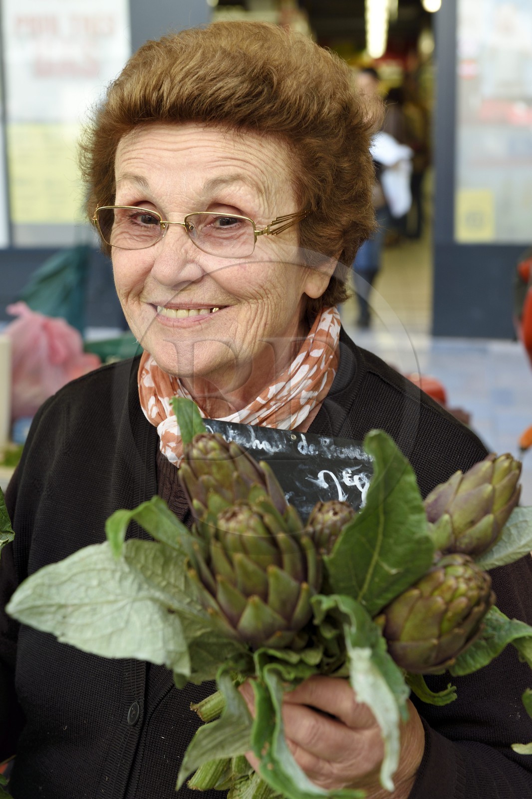 France, Var (83), Toulon, Cours Lafayette, femme tenant un artichaut sur le marché