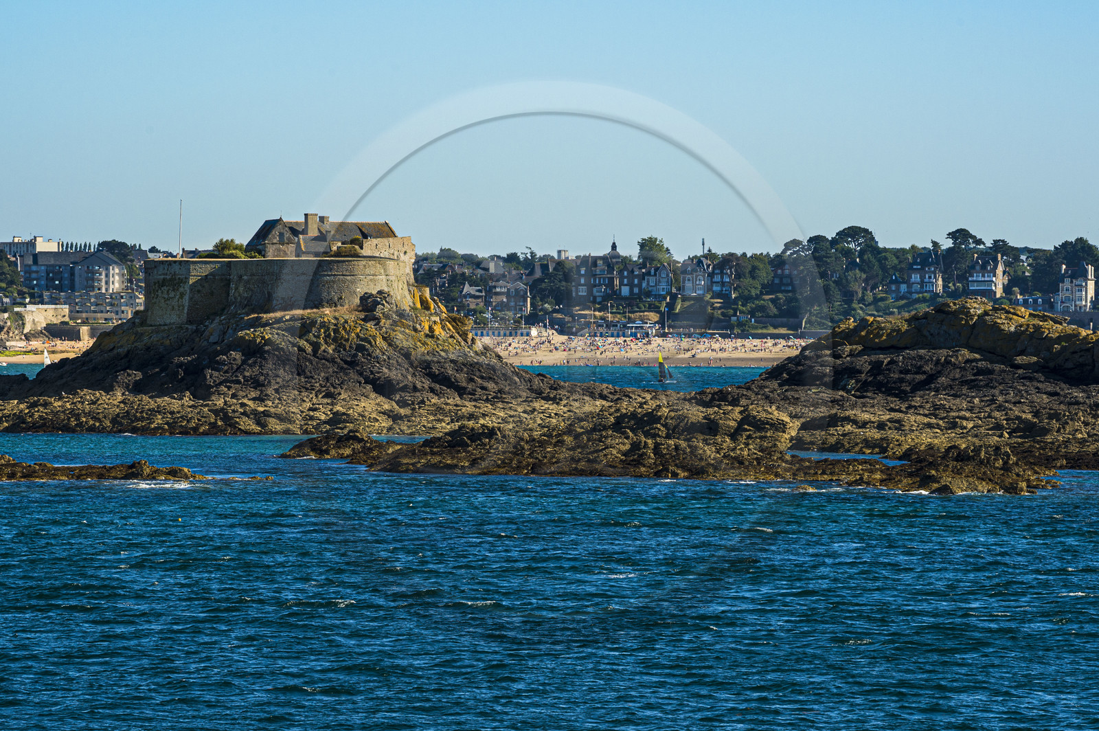 France, Ille-et-Vilaine (35), Côte d'Emeraude, Dinard, Fort conçu par Vauban sur l'Ile Harbour et la Plage Saint-Enogat en arrière plan