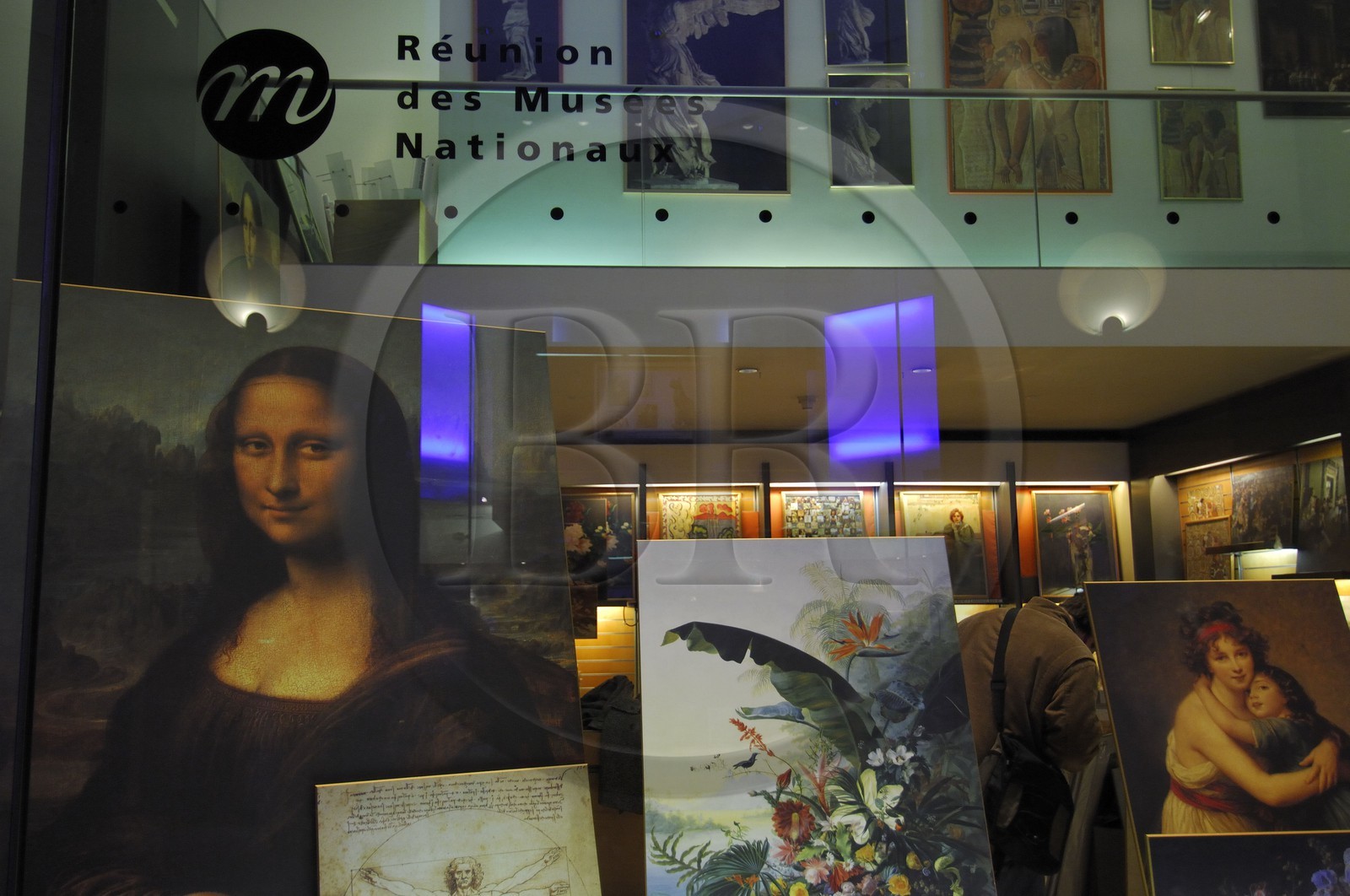 France, Paris (75,) Le Louvre, boutique de souvenirs de la réunion des musées nationaux