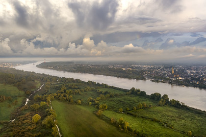 France, Loire-Atlantique (44), Saint-Jean-de-Boiseau, les rives de la Loire face à Couëron (vue aérienne)