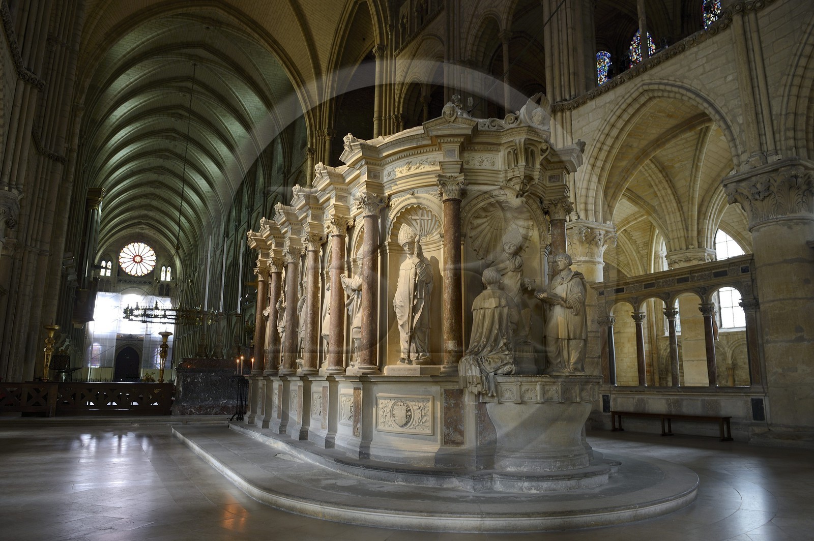 France, Marne (51), Reims, la basilique Saint-Rémi classée Patrimoine Mondial de l'UNESCO, construite aux alentours de l'An mil, le tombeau de saint Rémi dans le chœur