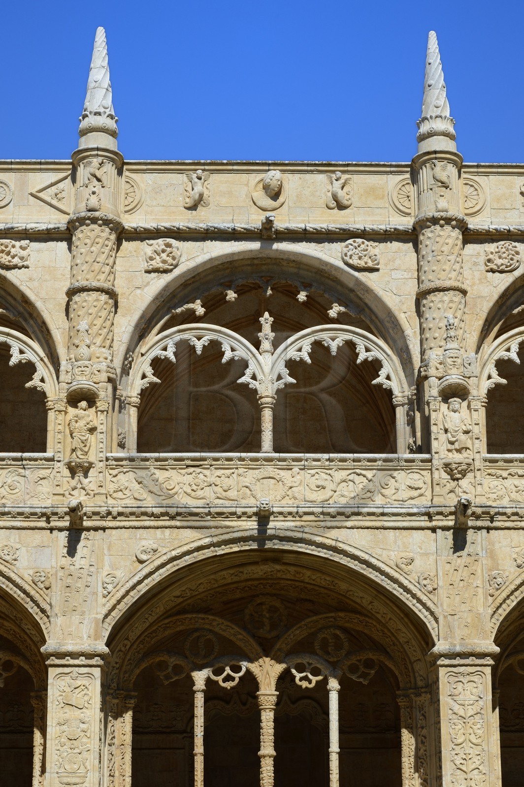 Portugal, Lisbonne, Bélem, Monastere des Hiéronymites (Mosteiro dos Jerónimos), classé Patrimoine Mondial de l'UNESCO, le cloitre, détail des arcades