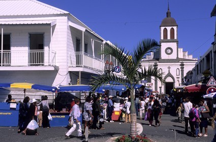 France, île de la Réunion, jour de marché dans la rue principale de Saint-Louis