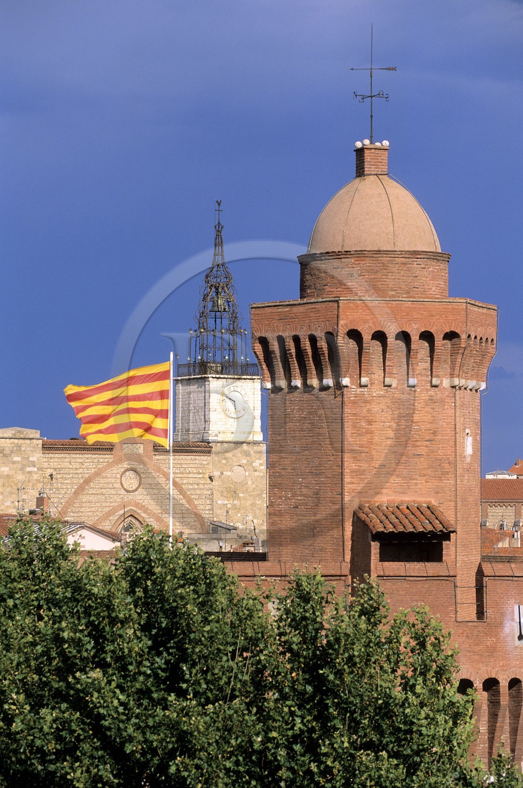 France, Pyrénées-Orientales (66), Perpignan, la vieille ville et le Castillet orné du drapeau Catalan, témoin des anciennes murailles