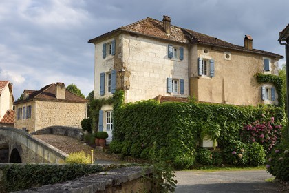 France, Dordogne (24), Périgord Vert, Saint-Jean-de-Côle, labellisé Les Plus Beaux Villages de France, l'ancienne pharmacie à côté du vieux pont