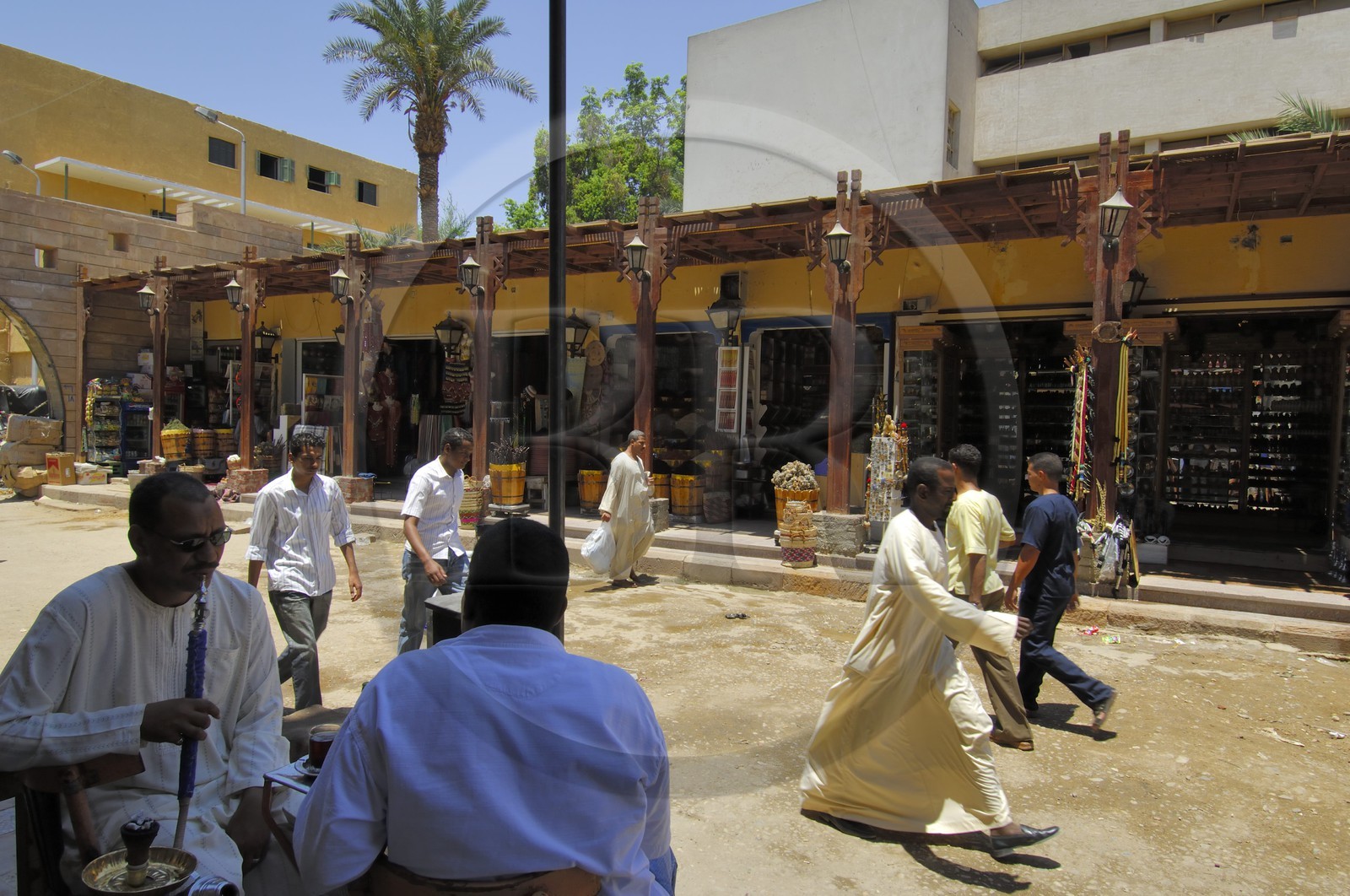 Egypte, Haute Egypte, Nubie, vallée du Nil, Assouan, le souk, fumeur de narguilé