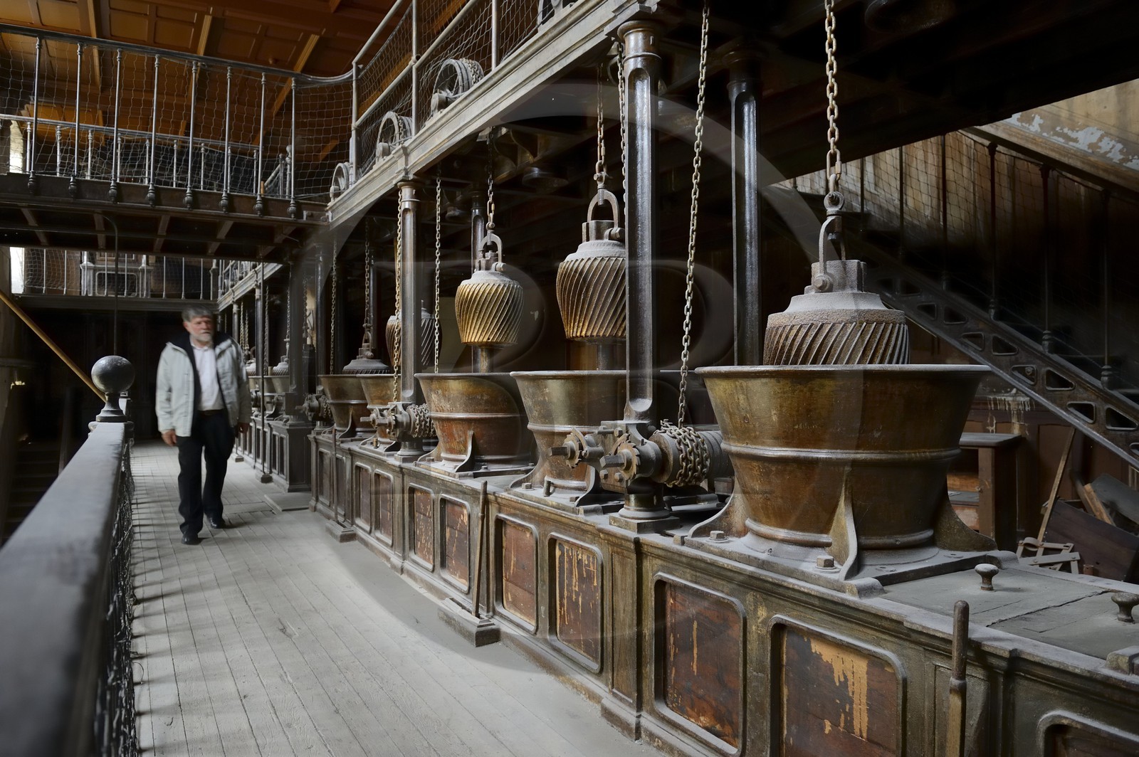France, Finistère (29), Morlaix, salle des machines, moulins à broyer le tabac coupé pour en faire du tabac à priser (1870)