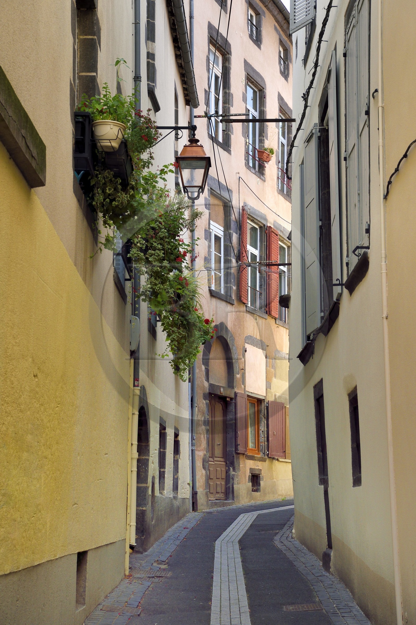 France, Puy-de-Dôme (63), Clermont-Ferrand, la rue Thomas à l'angle de la rue Blaise Pascal