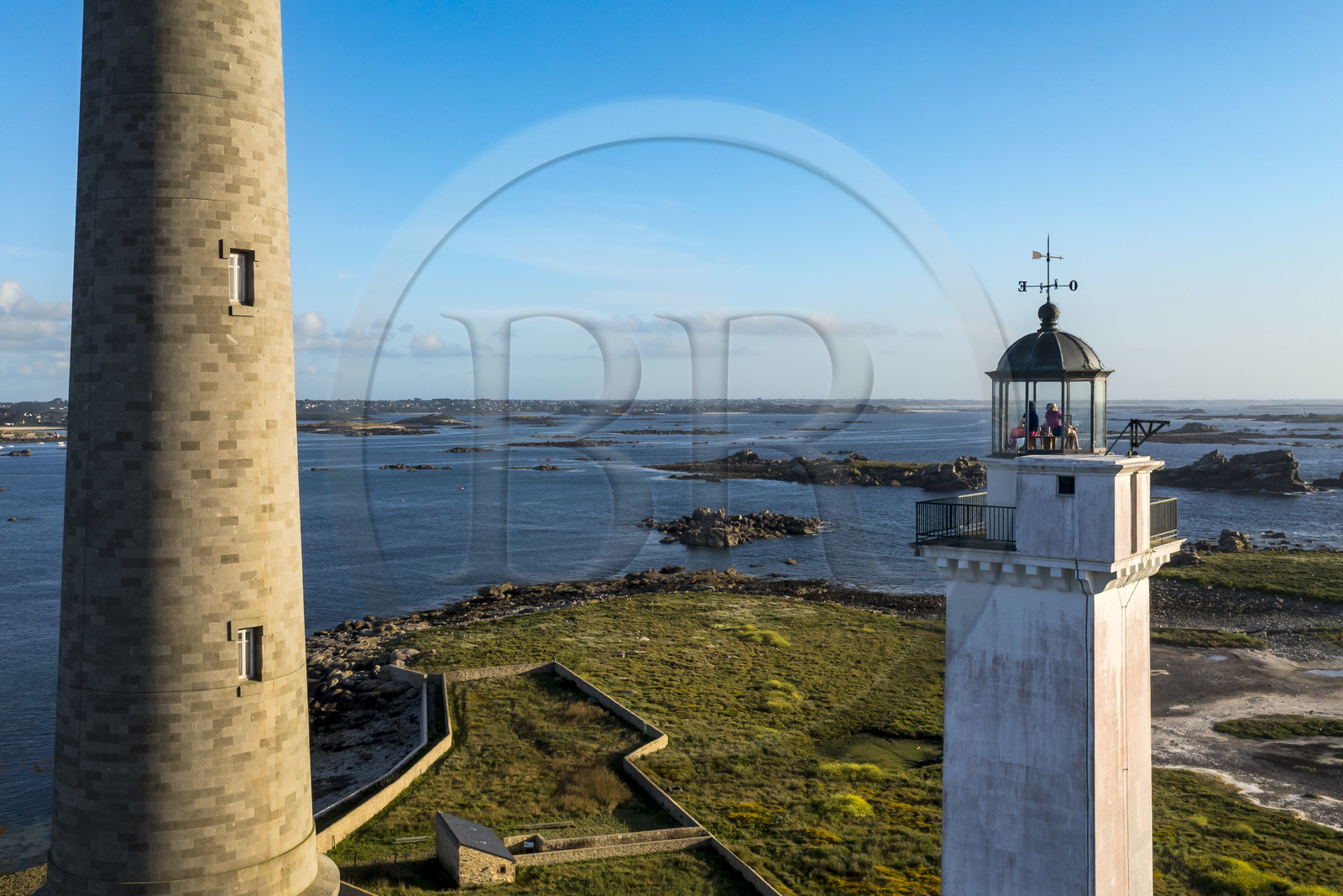 France, Finistère (29), Pays des Abers, Ile Vierge dans l'archipel de Lilia, le phare de l'Ile Vierge, le plus haut phare d'Europe avec 82,5 mètres, apéro avec vue sur l'estuaire de l'Aber Wrac'h depuis le sommet de l'ancien phare de 1845 transformé en écogite (vue aérienne)