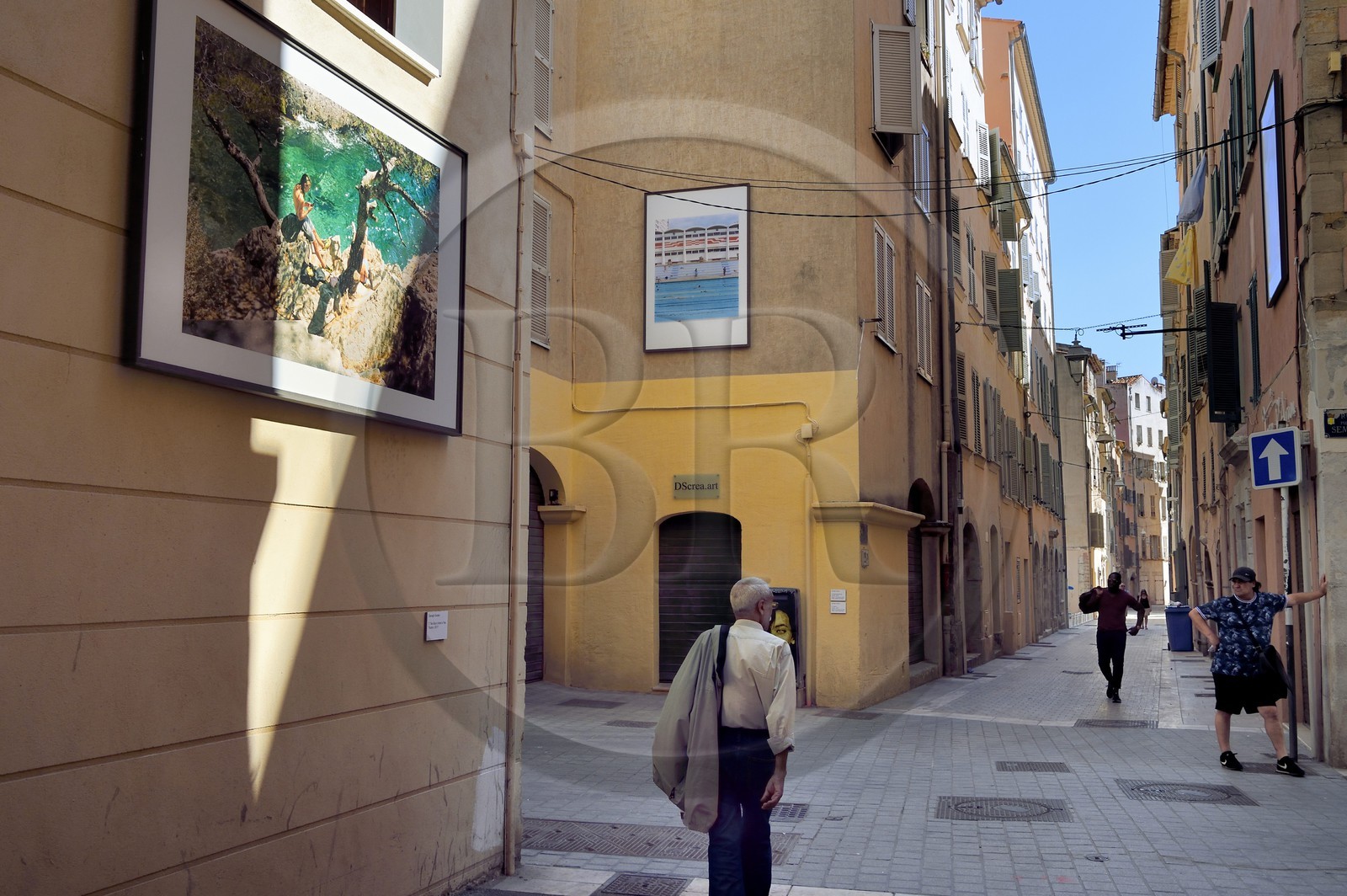 France, Var (83), Toulon, quartier du petit Chicago à l'angle rue des savonnières et rue Pierre Semard alias la rue des Arts, exposition de photographies de Daragh Soden dans la rue
