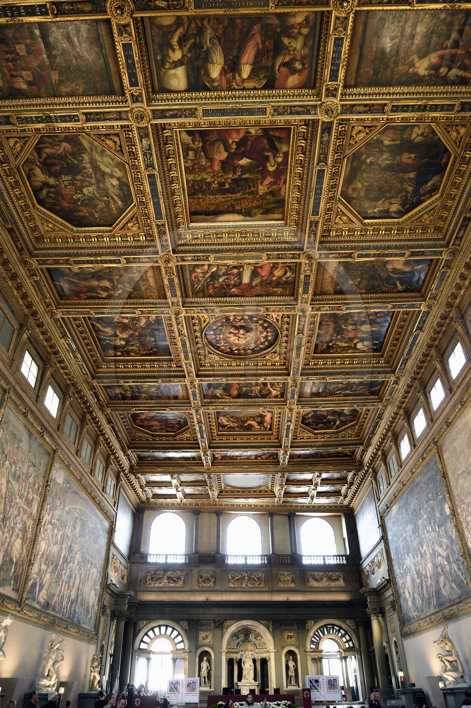 Italie, Toscane, Florence, centre historique classé Patrimoine Mondial de l'UNESCO, le Palazzo Vecchio, Salone dei Cinquecento (salle des Cinq-Cents), le plafond à caissons ornés des peintures de Vasari