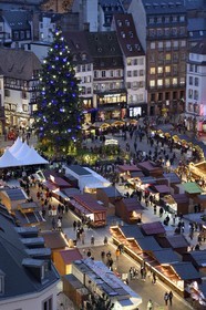France, Bas-Rhin (67), Strasbourg, vieille ville classée au Patrimoine Mondial de l’UNESCO, le Grand Sapin de Noël sur la place Kléber