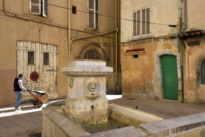 France, Var (83), Toulon, un des derniers Bois-charbon-Mazout sur la place Saint-Vincent dans la vieille ville
