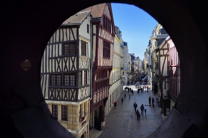 France, Seine-Maritime (76), Rouen, rue du Gros-Horloge vue depuis l'intérieur du pavillon du Gros-Horloge