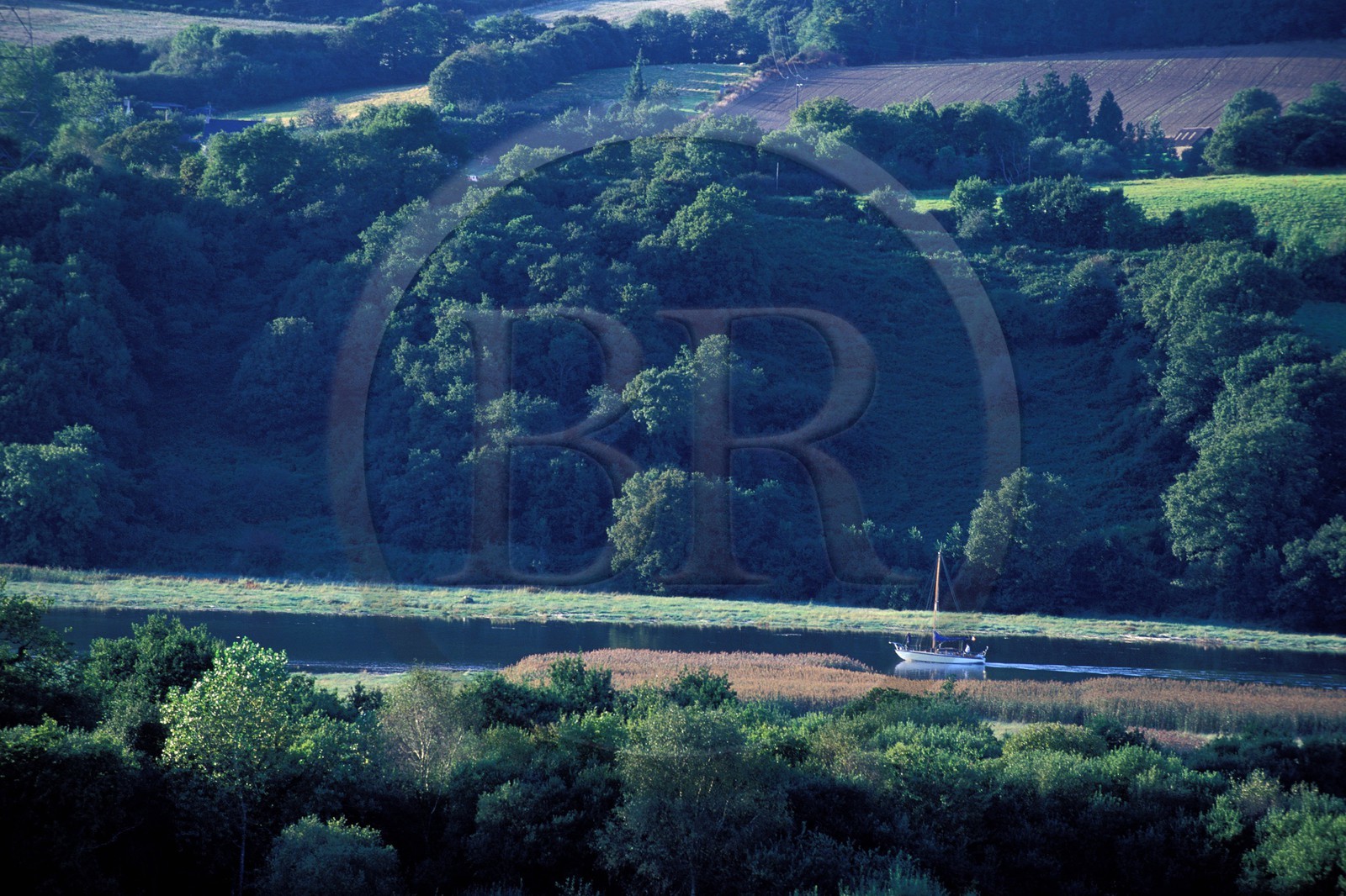 France, Finistère (29), voilier remontant l'Aulne vers Rosconnec