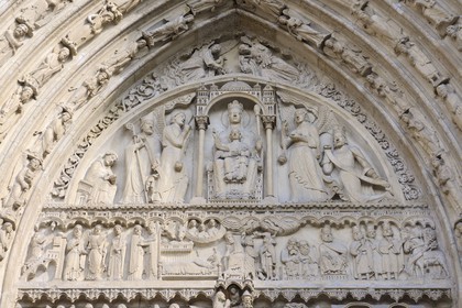 France, Paris (75), île de la Cité, la cathédrale Notre-Dame, portail Sainte-Anne, la Vierge présente son fils aux fidèles, l’évêque est debout et le roi à genoux, le roi est donc sous l’autorité spirituelle de l’évêque