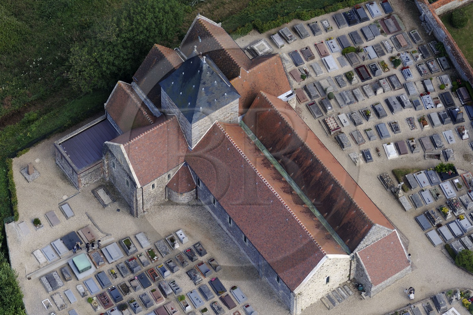 France, Seine-Maritime (76), Pays de Caux, l'église de Varengeville-sur-Mer et son cimetière marin surplombant les falaises de la Côte d'Albatre (vue aérienne)