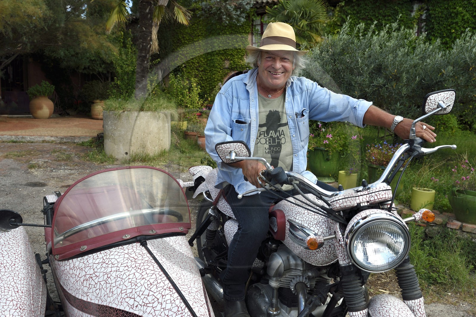 France, Var (83), La Dracénie, Salernes, le céramiste et créateur Alain Vagh, side-car recouvert par l'artiste
