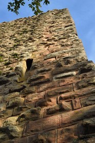France, Bas-Rhin (67), Heiligenstein, chateau du Landsberg du XIIIème siècle, le donjon carré constitué de pierres à bossage