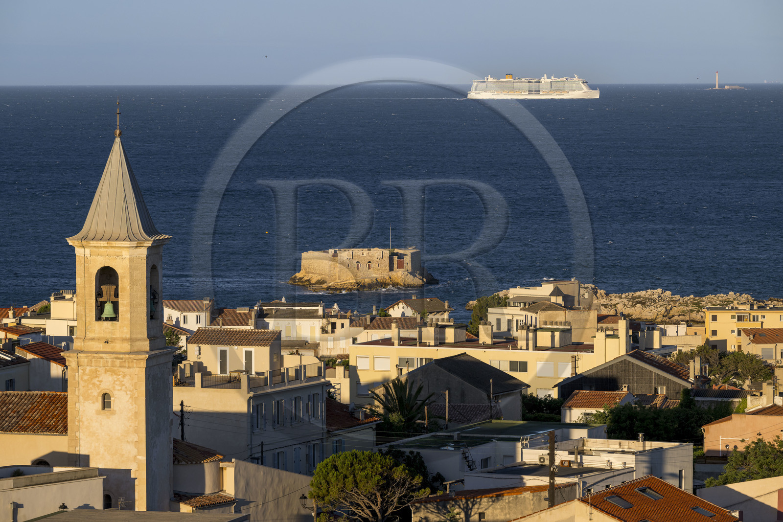France, Bouches-du-Rhône (13), Marseille, quartier d'Endoume, Malmousque, l'église Saint Eugene et le petit fort de l'Ile Degaby, arrivée d'un bateau de croisière Costa au petit matin