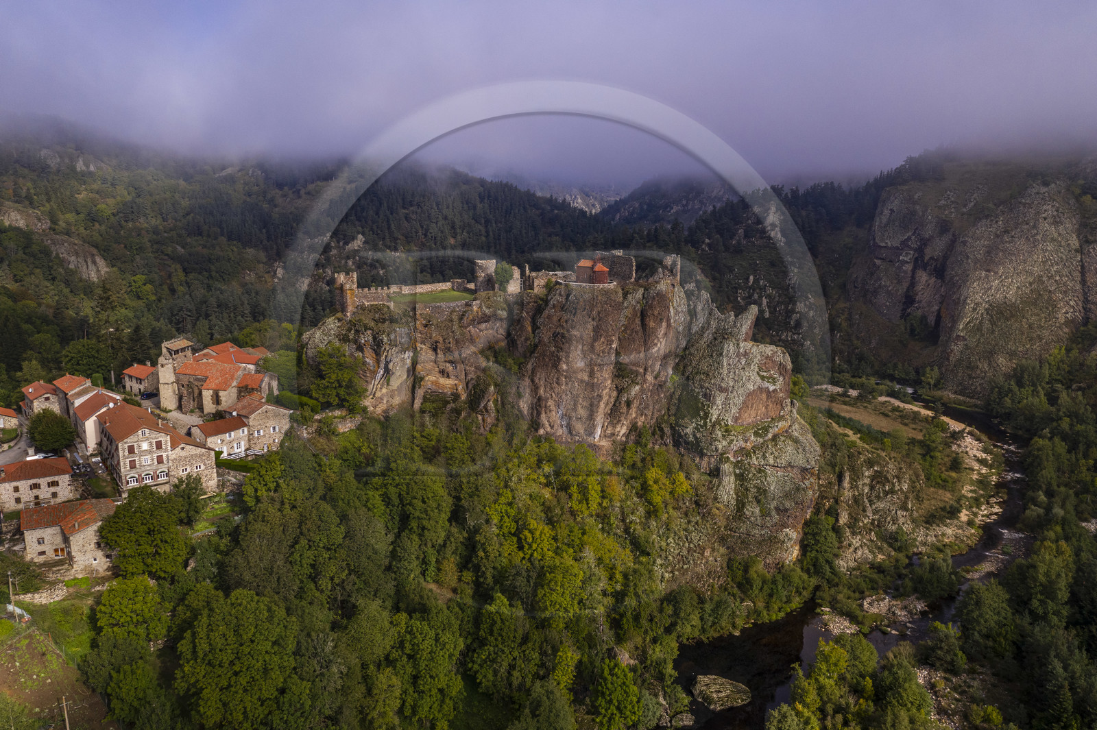 France, Haute-Loire (43), vallée de la Loire, Arlempdes, labellisé les Plus beaux villages de France, ruines du chateau perché sur un rocher basaltique (dyke volcanique) qui surplombe un méandre de la Loire (vue aérienne)