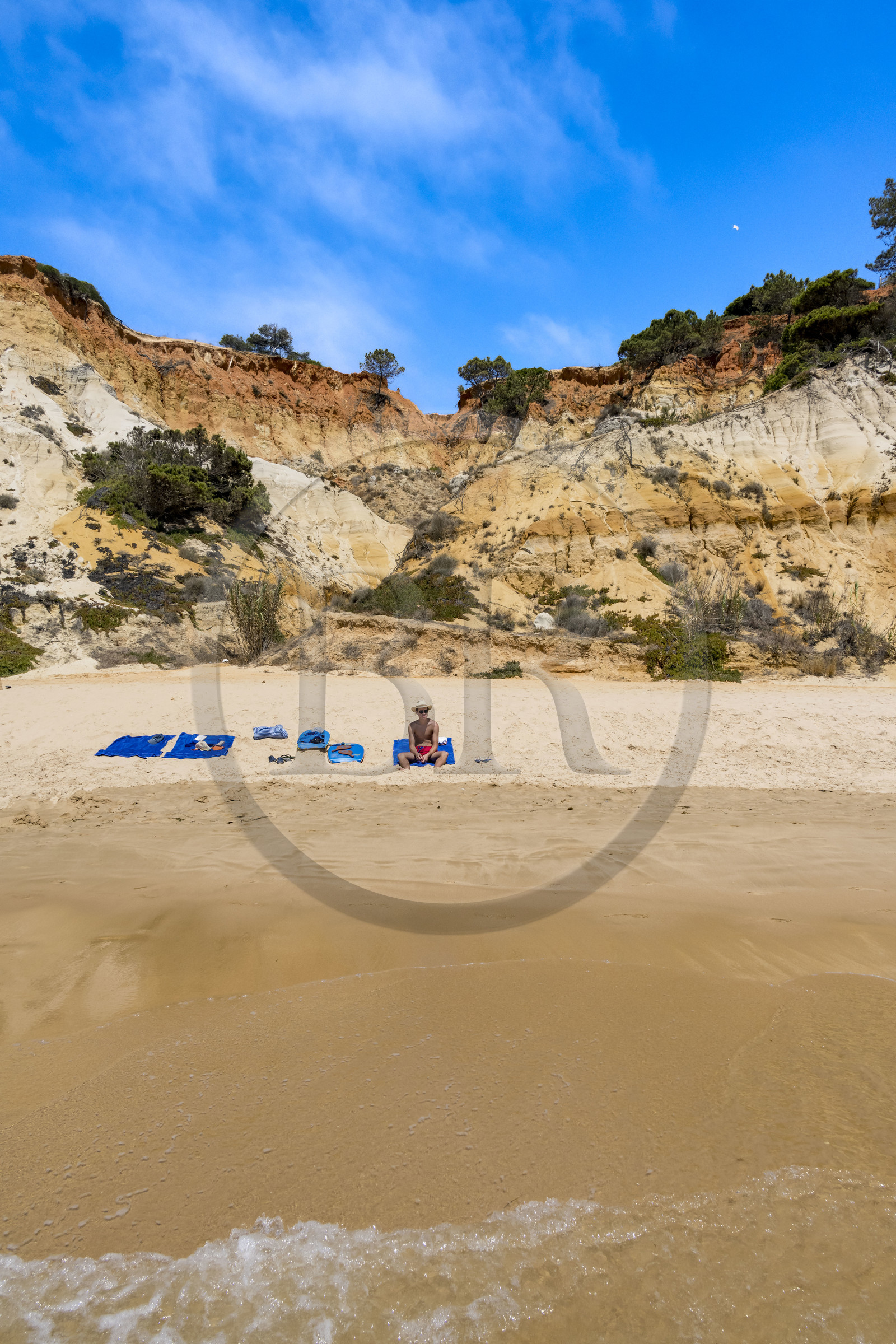 Portugal, Algarve, Olhos de Agua, la plage de Praia da Falésia surplombée par ses falaises rouges