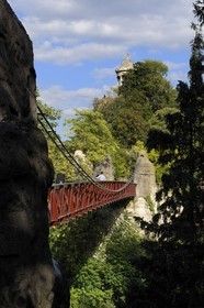France, Paris (75), parc des Buttes Chaumont, la passerelle suspendue menant à l'île du parc surmontée du temple de la Sibylle construit en 1869 par l'architecte Gabriel Davioud