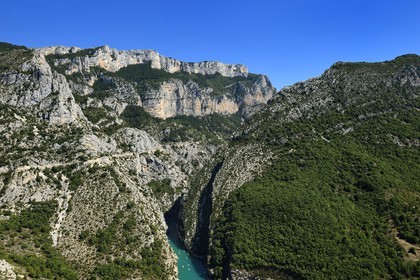 Var (83) rive gauche et Alpes-de-Haute-Provence (04) rive droite, Parc Naturel Régional du Verdon, les Gorges du Verdon débouchant sur le lac de Sainte Croix (vue aérienne)