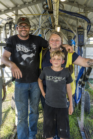 France, Finistère (29), Mer d'Iroise, Ile d'Ouessant, Thomas et Marie Richaud éleveurs de la ferme Les vaches aux 4 vents, traite en paturage mobile